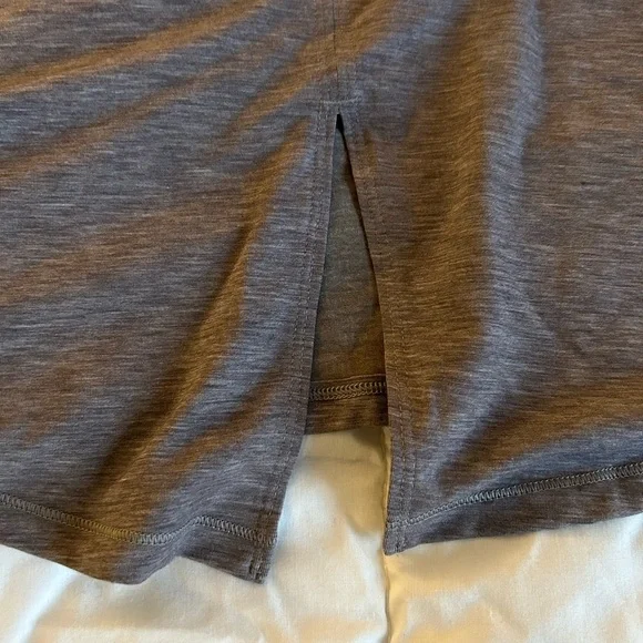 Under Armour Women’s Long-Sleeve Workout Top Split Back Mesh Detail Cut Out Sz M - Picture 7 of 11